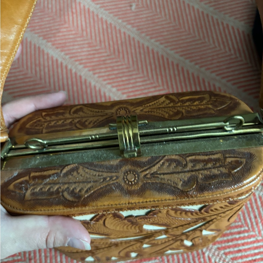 Leather like two-toned handbag - Picture 4 of 12